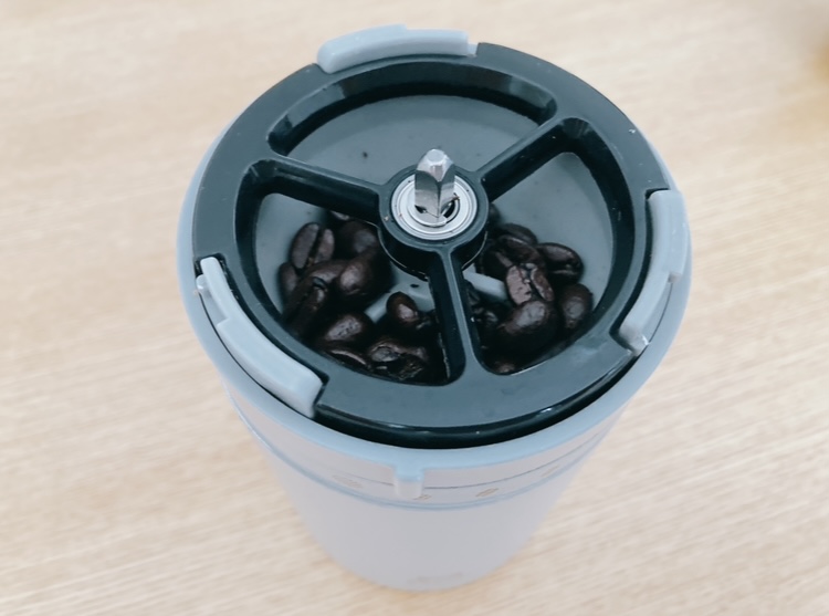 BRUNOパーソナル電動ミルコーヒーメーカーに豆をいれたところ