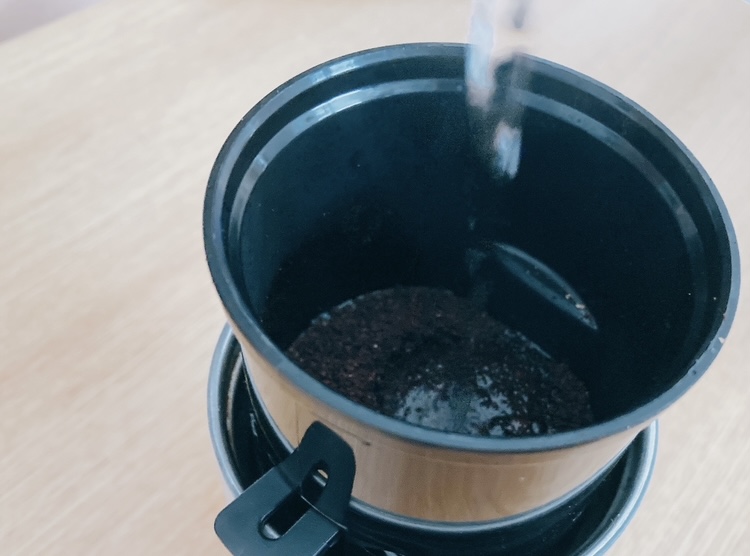 BRUNOのパーソナル電動ミルコーヒーメーカーでドリップしているところ
