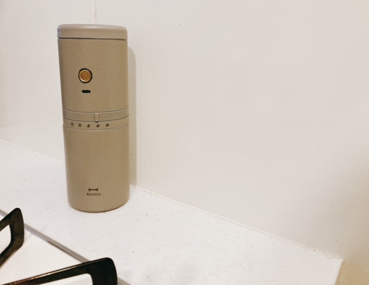 BRUNOパーソナル電動ミルコーヒーメーカーをキッチンに置いたところ