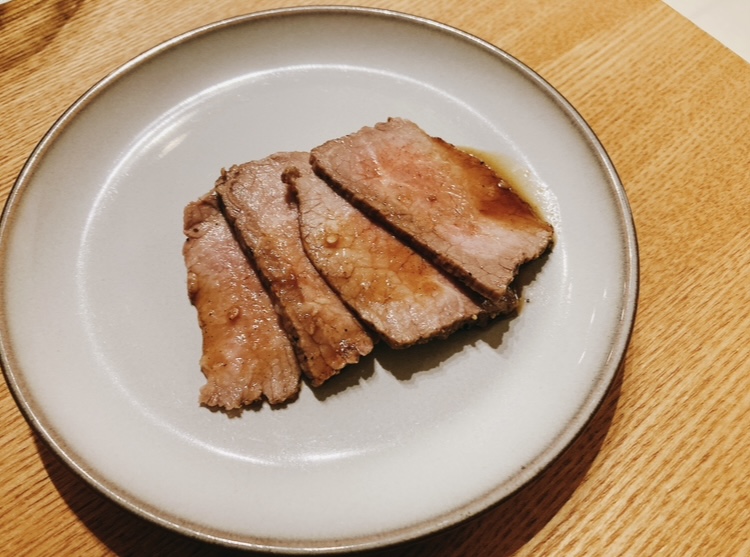 ローストビーフにタレをかけたところ