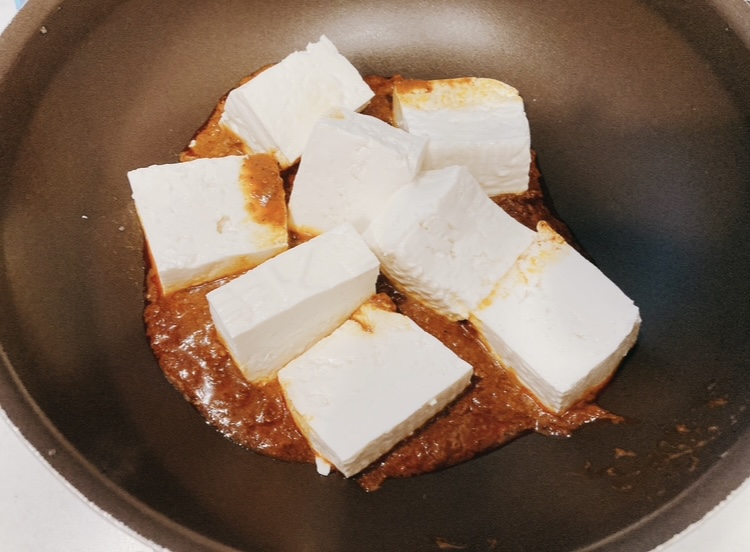 豆腐とソースを入れて煮立たせる