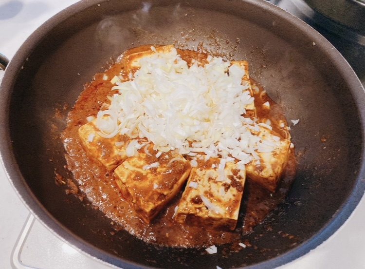 麻婆豆腐を作っているところ