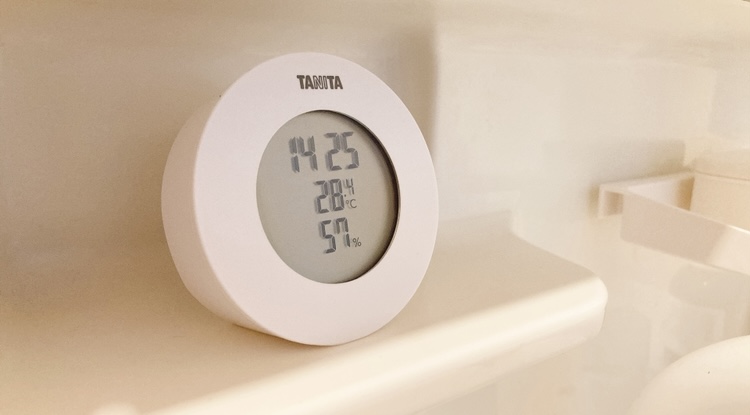 タニタTT-585レビュー｜洗面所用に買ってよかったシンプルな時計付き温湿度計
