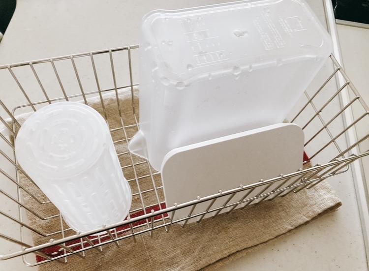 タワー棚に入れられる冷水筒のパーツ