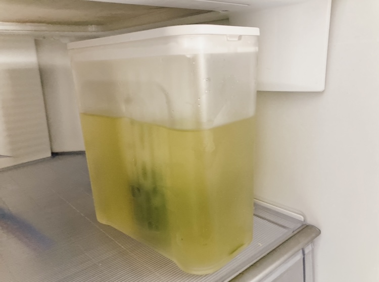 タワー棚に入れられる冷水筒を冷蔵庫の下段に入れたところ