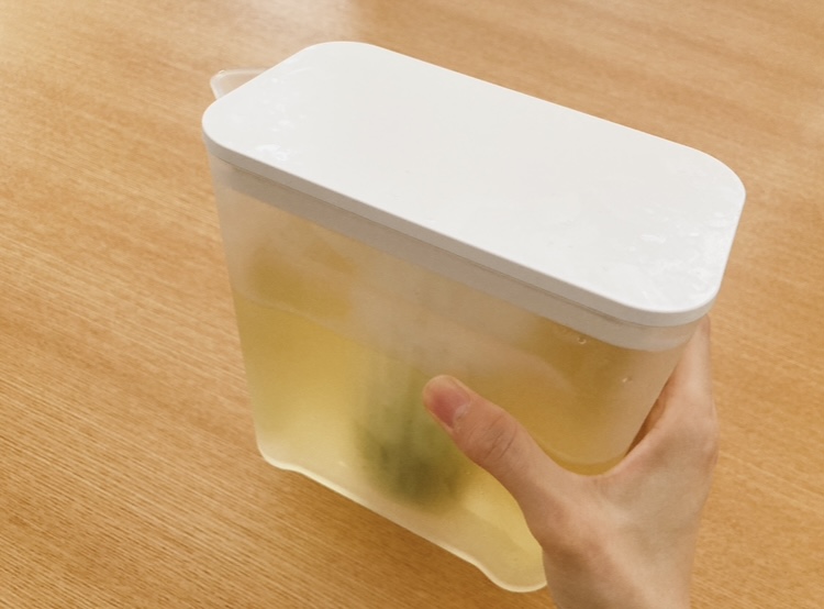 タワー棚に入れられる冷水筒を持ったところ