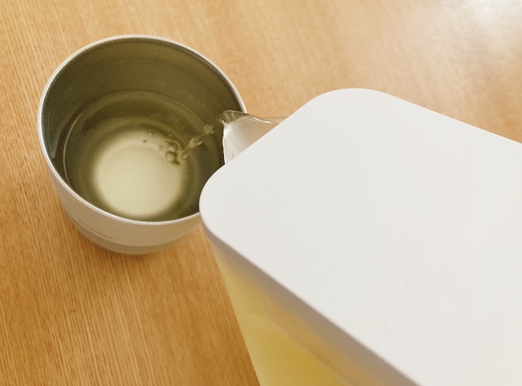 お茶を注ぐところ