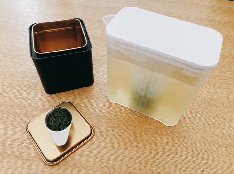 タワー棚に入れられる冷水筒と茶葉