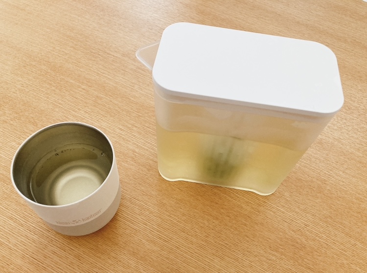 タワー棚に入れられる冷水筒とコップ