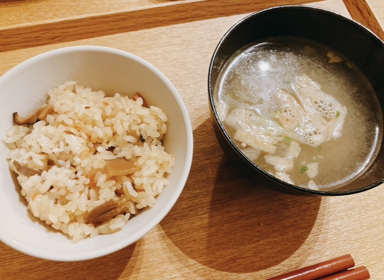 炊き込みご飯と味噌汁