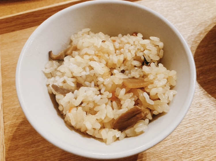 炊き込みご飯を茶碗に入れたところ