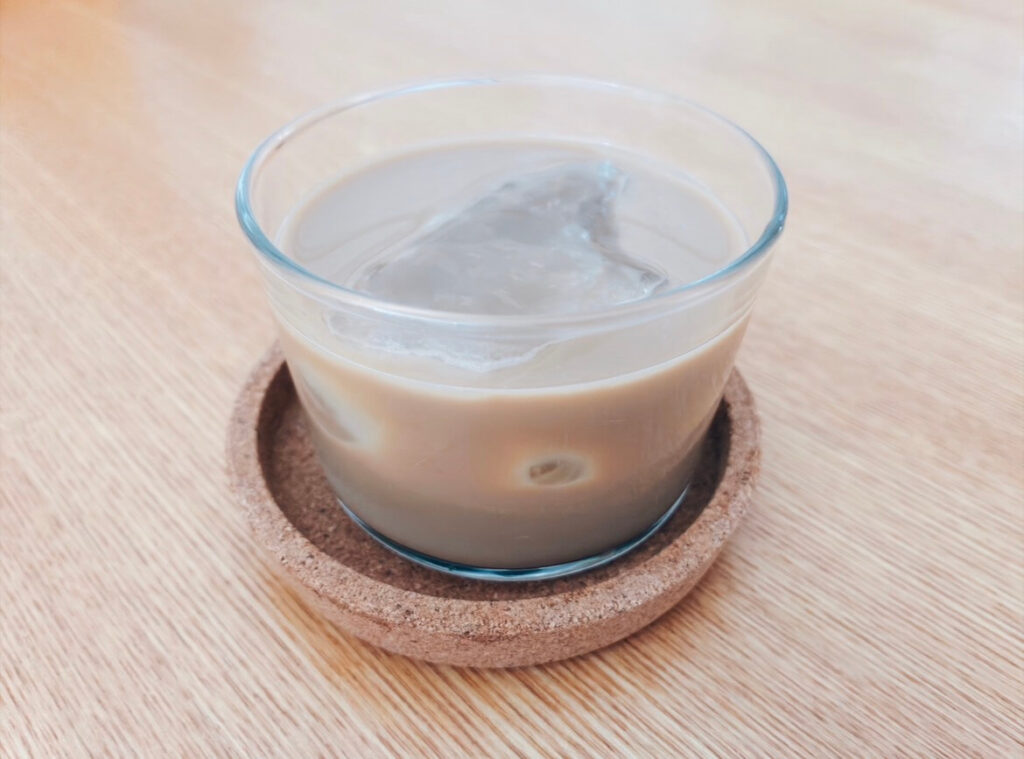 カフェオレを入れたボデガグラス