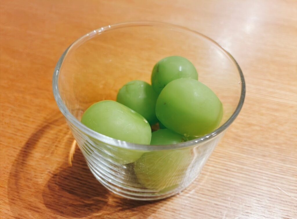 マスカットを入れたボデガグラス