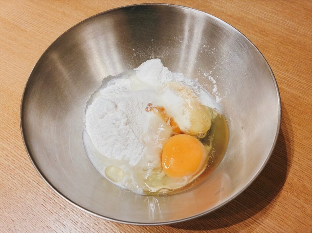 材料を全てボウルに入れ、粉っぽさがなくなるまで混ぜる