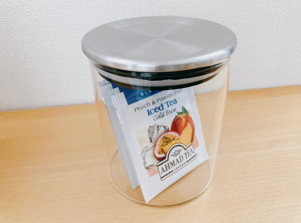 CASUAL PRODUCTのスタンダードガラスキャニスターにティーバッグを入れたところ