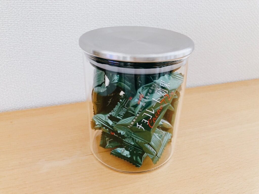 CASUAL PRODUCTのスタンダードガラスキャニスターにチョコを入れたところ